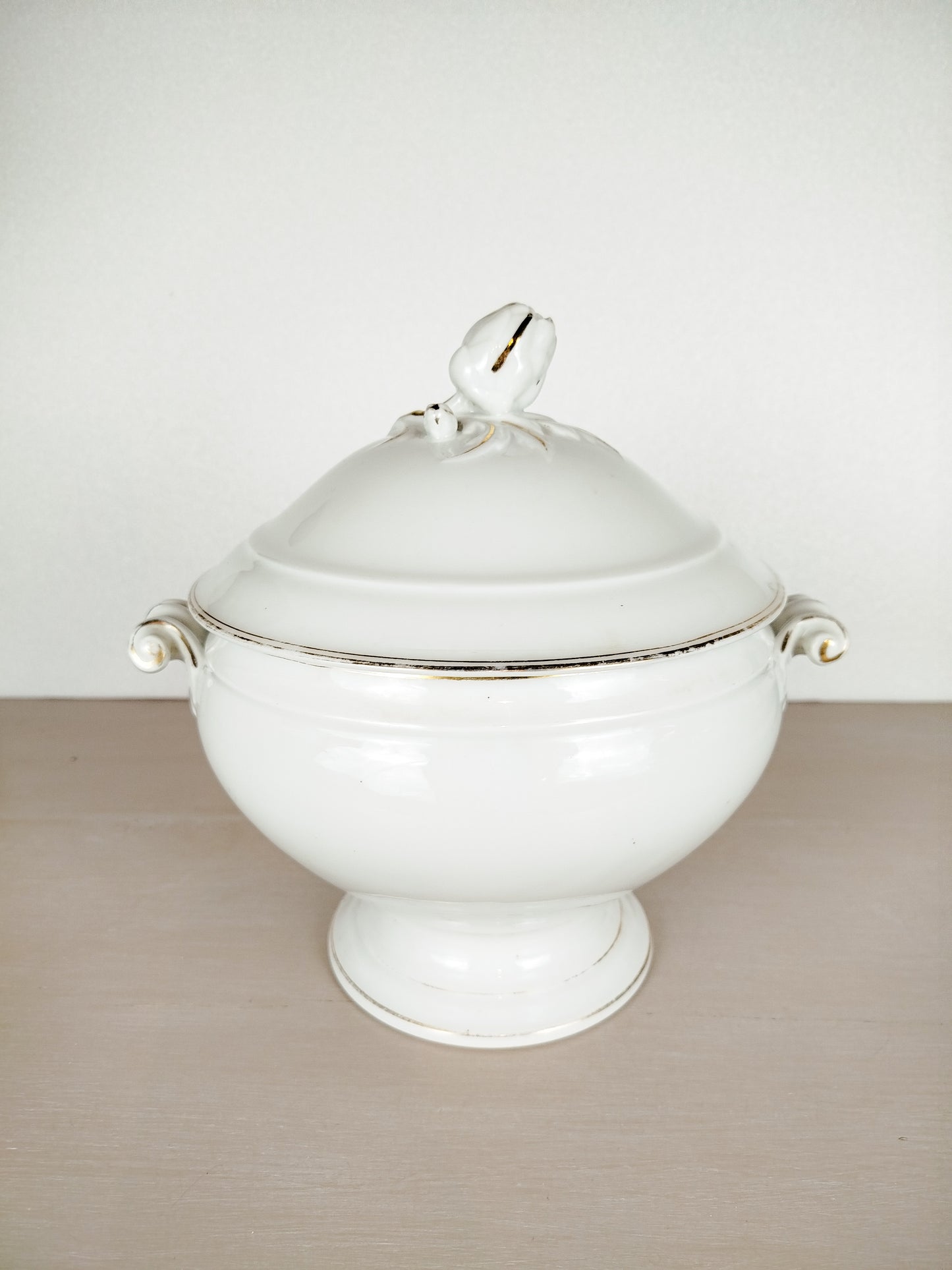 Soupière antique en porcelaine