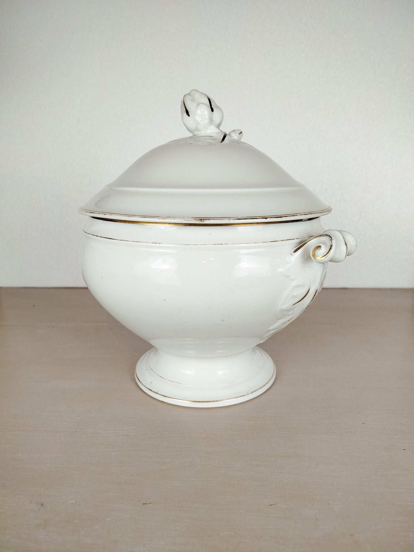 Soupière antique en porcelaine