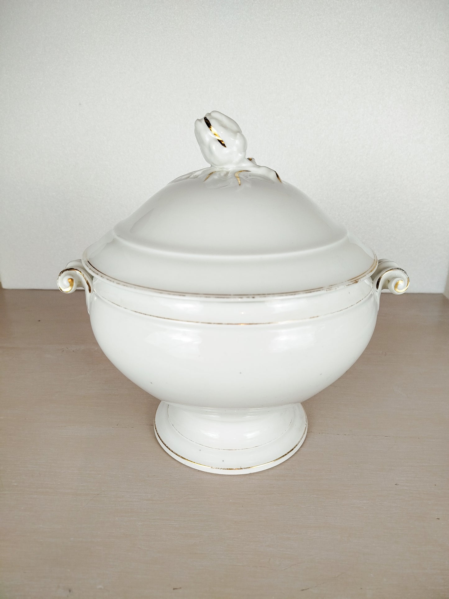 Soupière antique en porcelaine