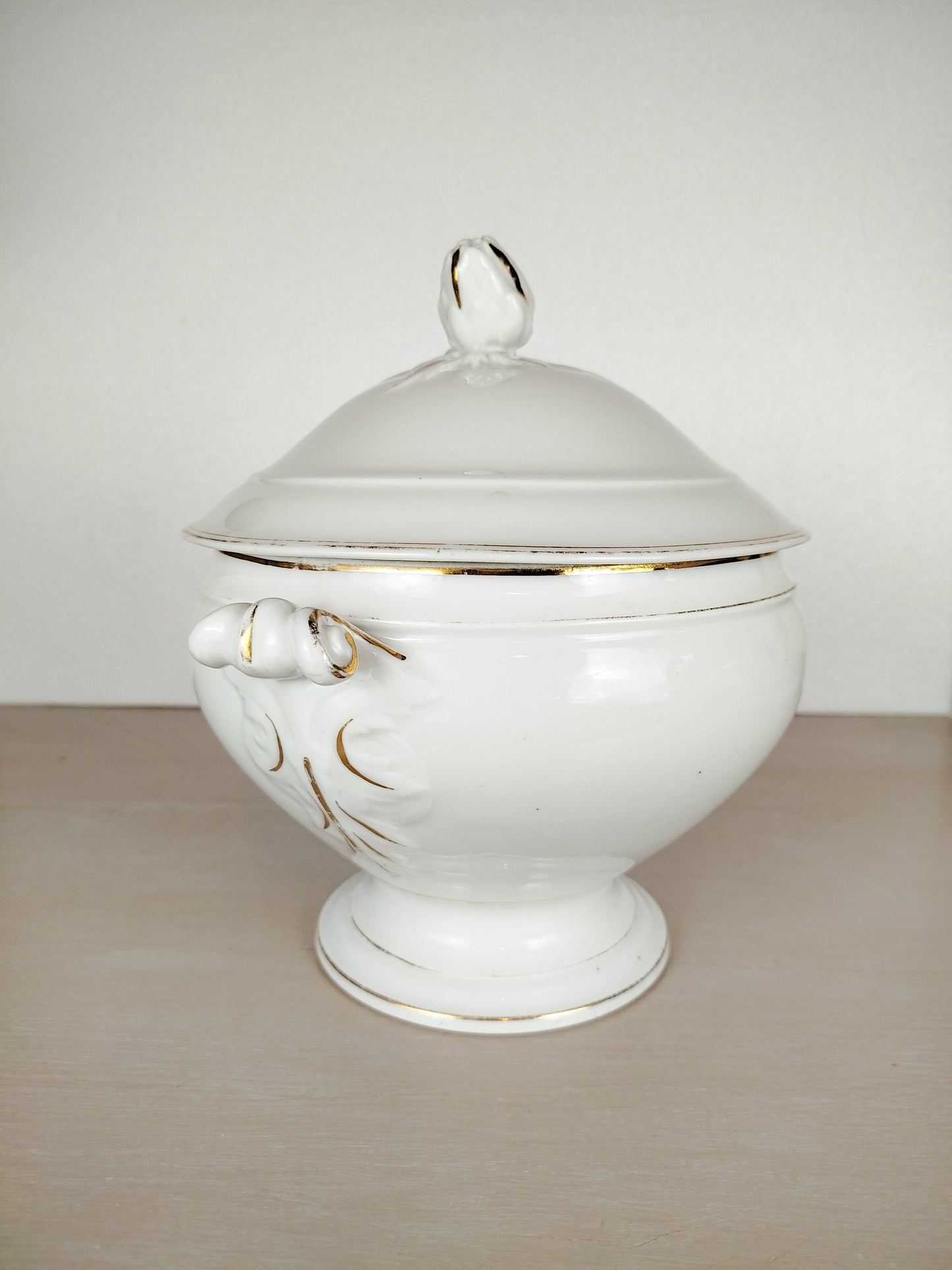 Soupière antique en porcelaine