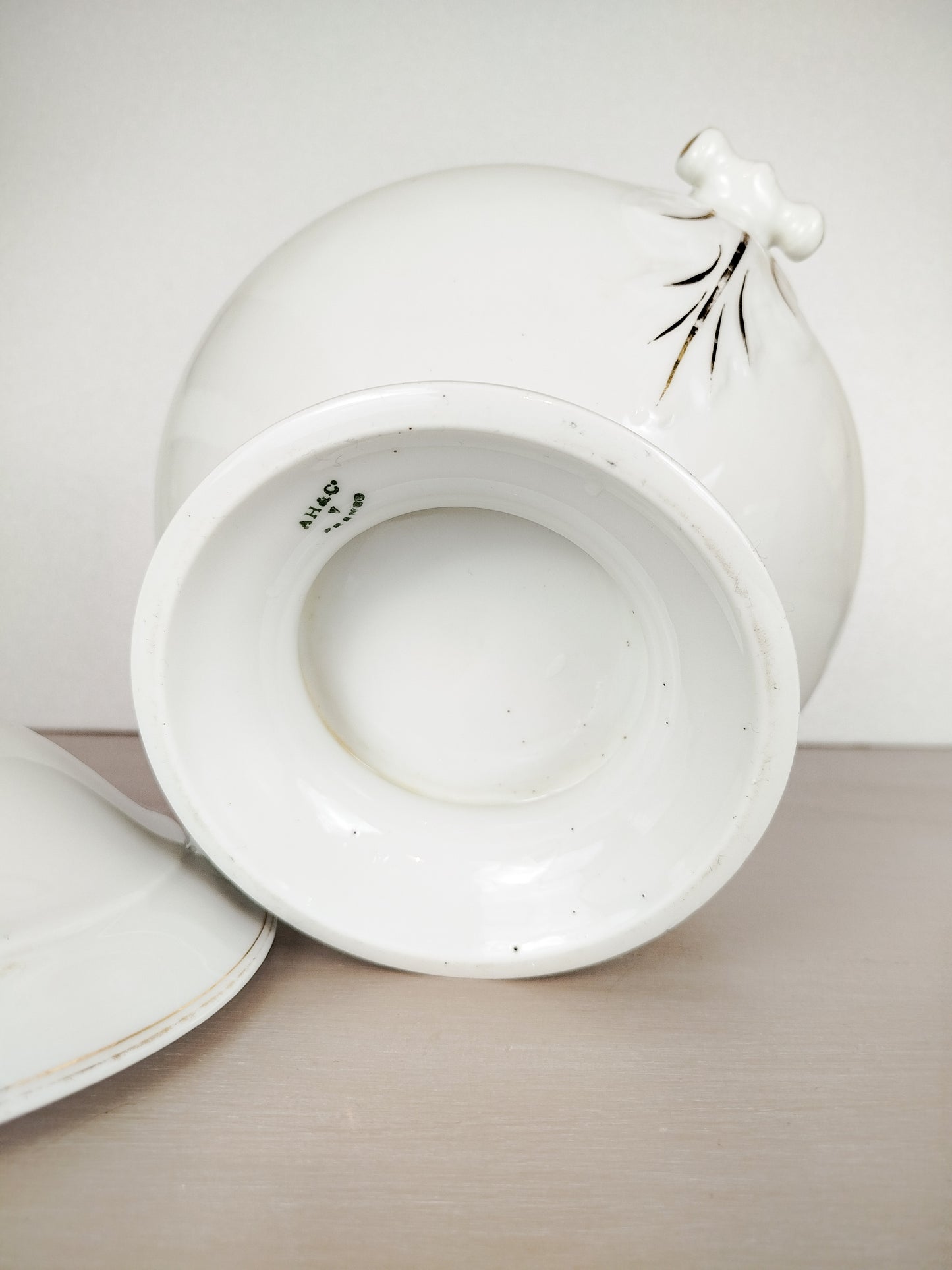 Soupière antique en porcelaine