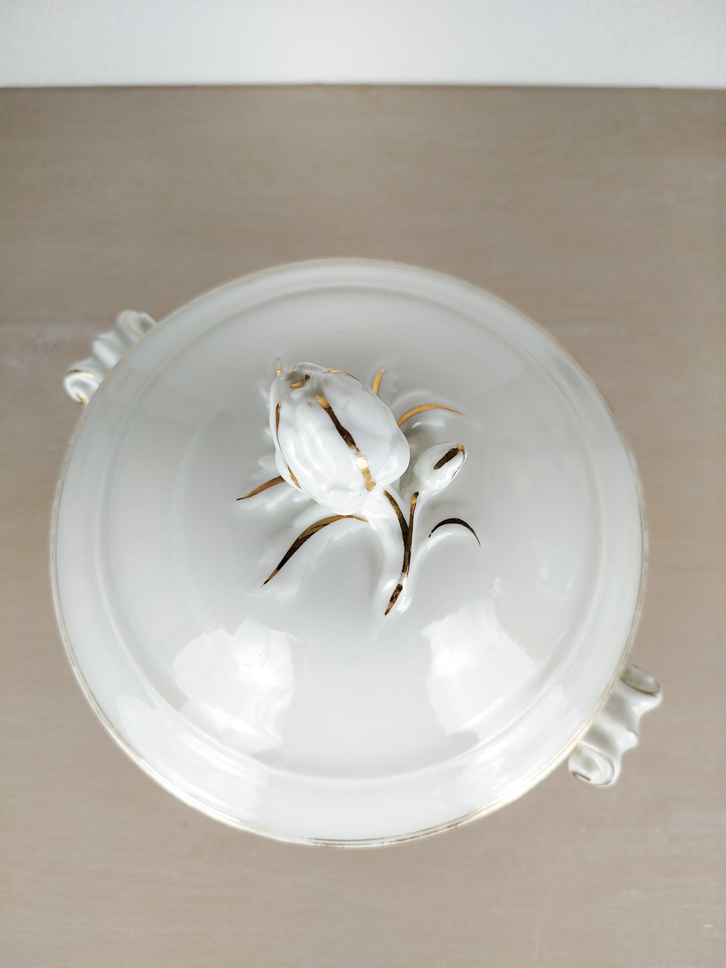 Soupière antique en porcelaine