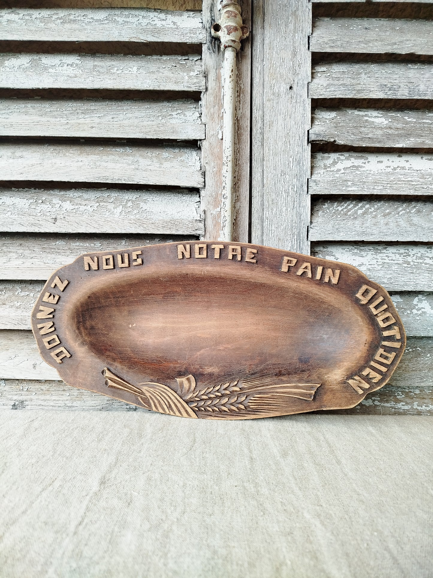 Plateau à pain en bois gravé