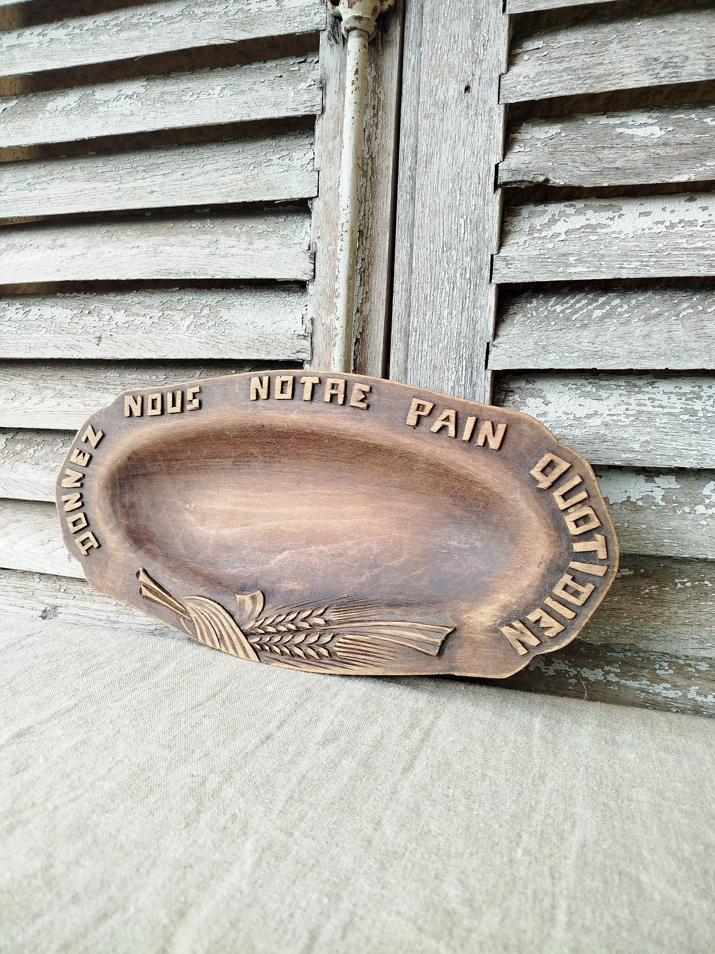 Plateau à pain en bois gravé