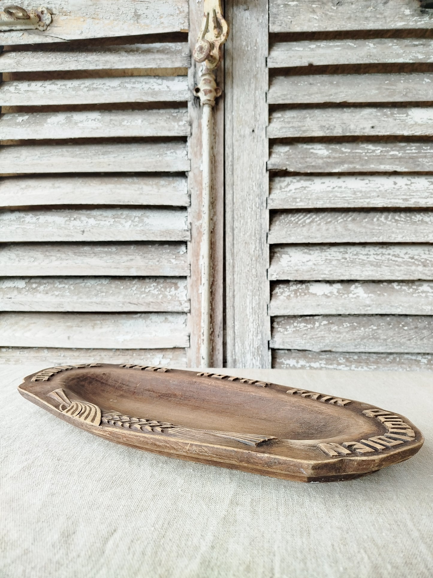 Plateau à pain en bois gravé