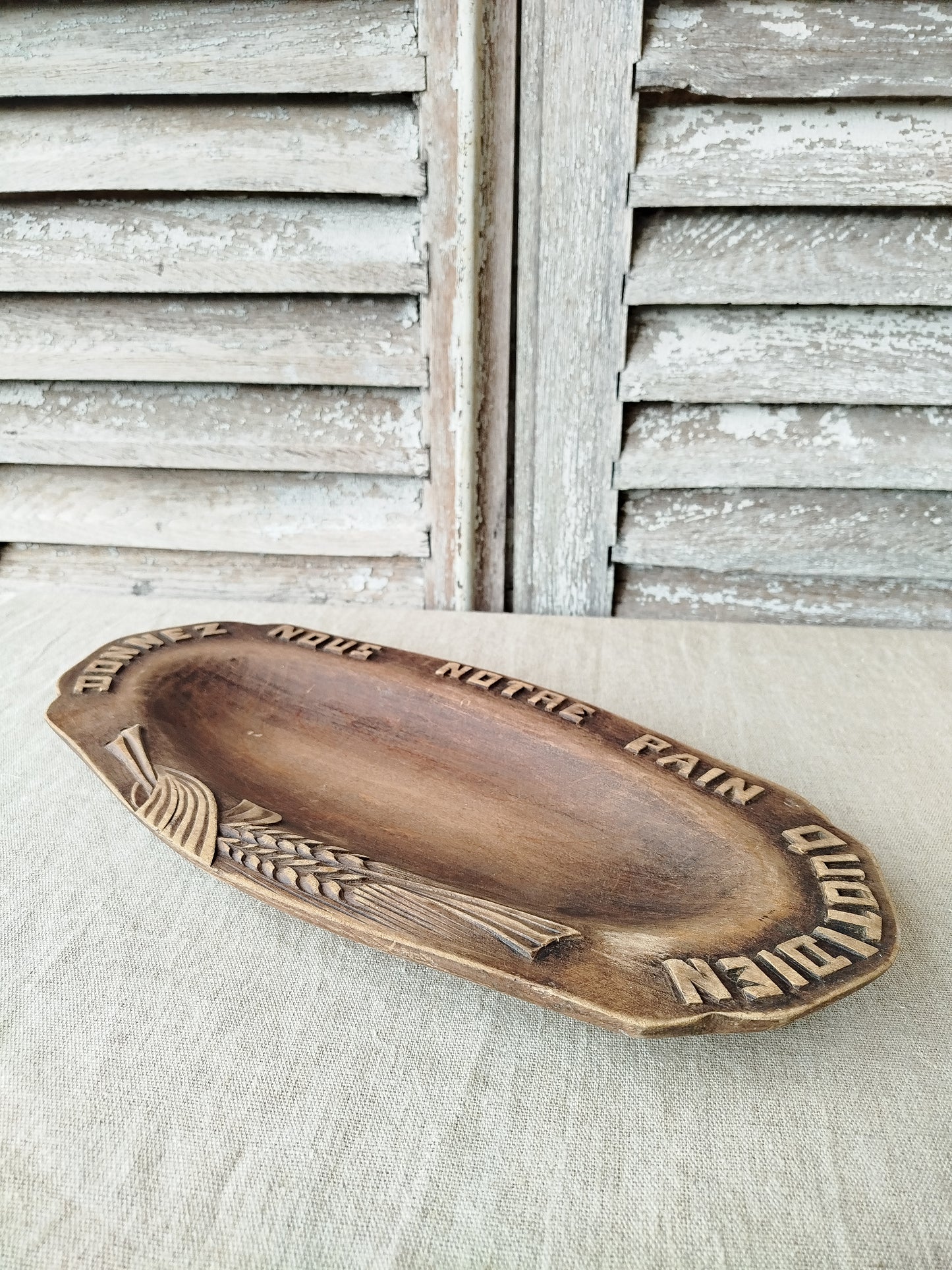 Plateau à pain en bois gravé