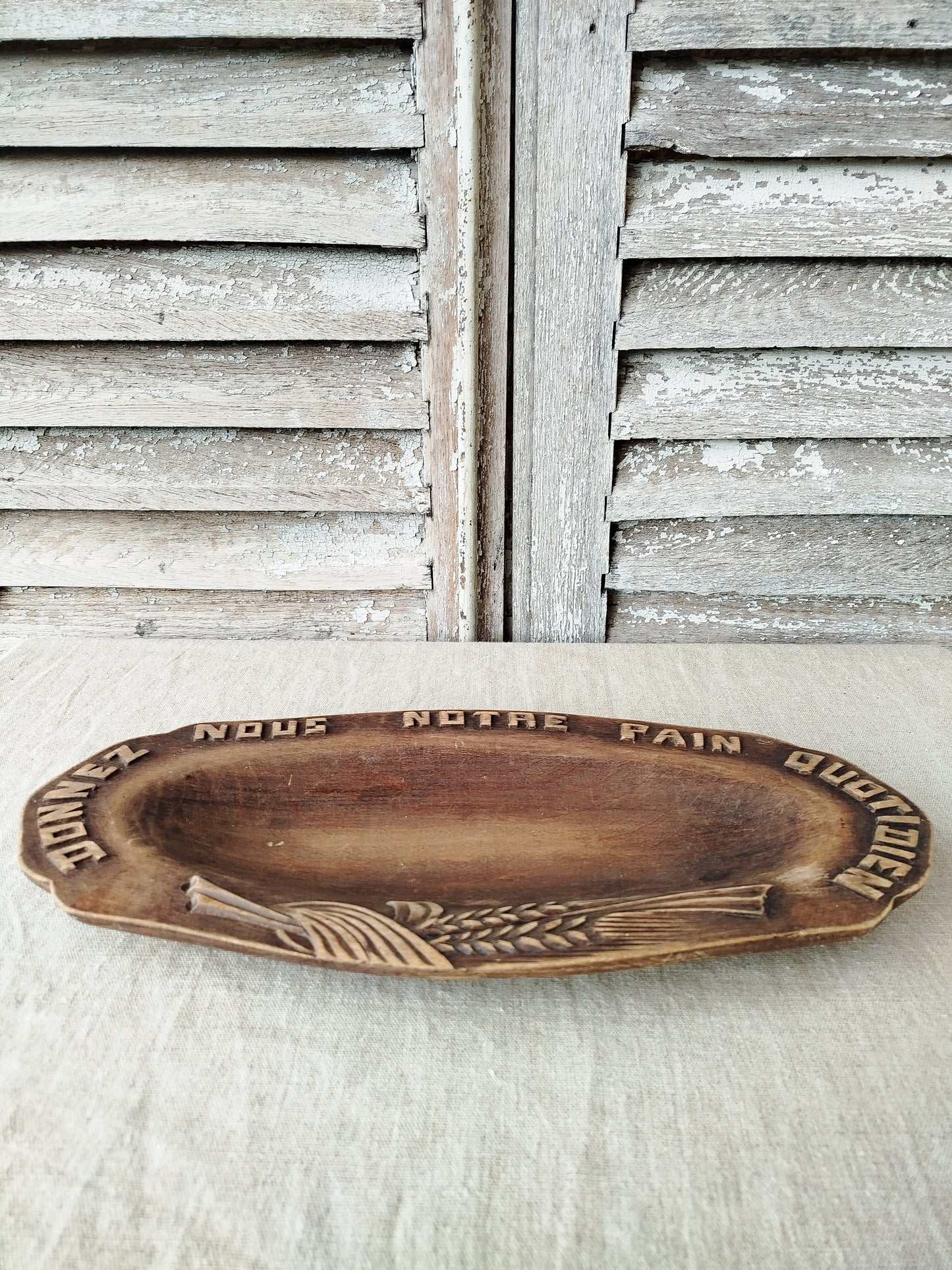 Plateau à pain en bois gravé