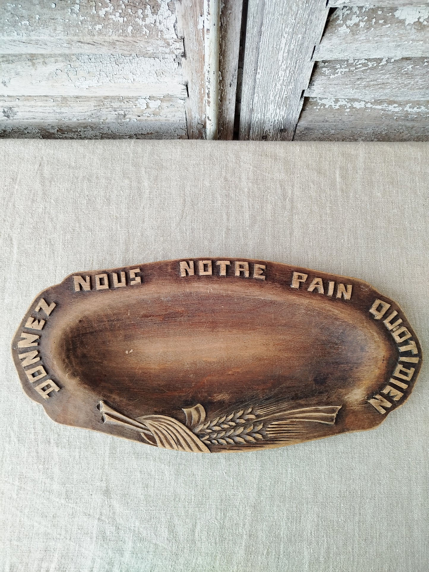 Plateau à pain en bois gravé