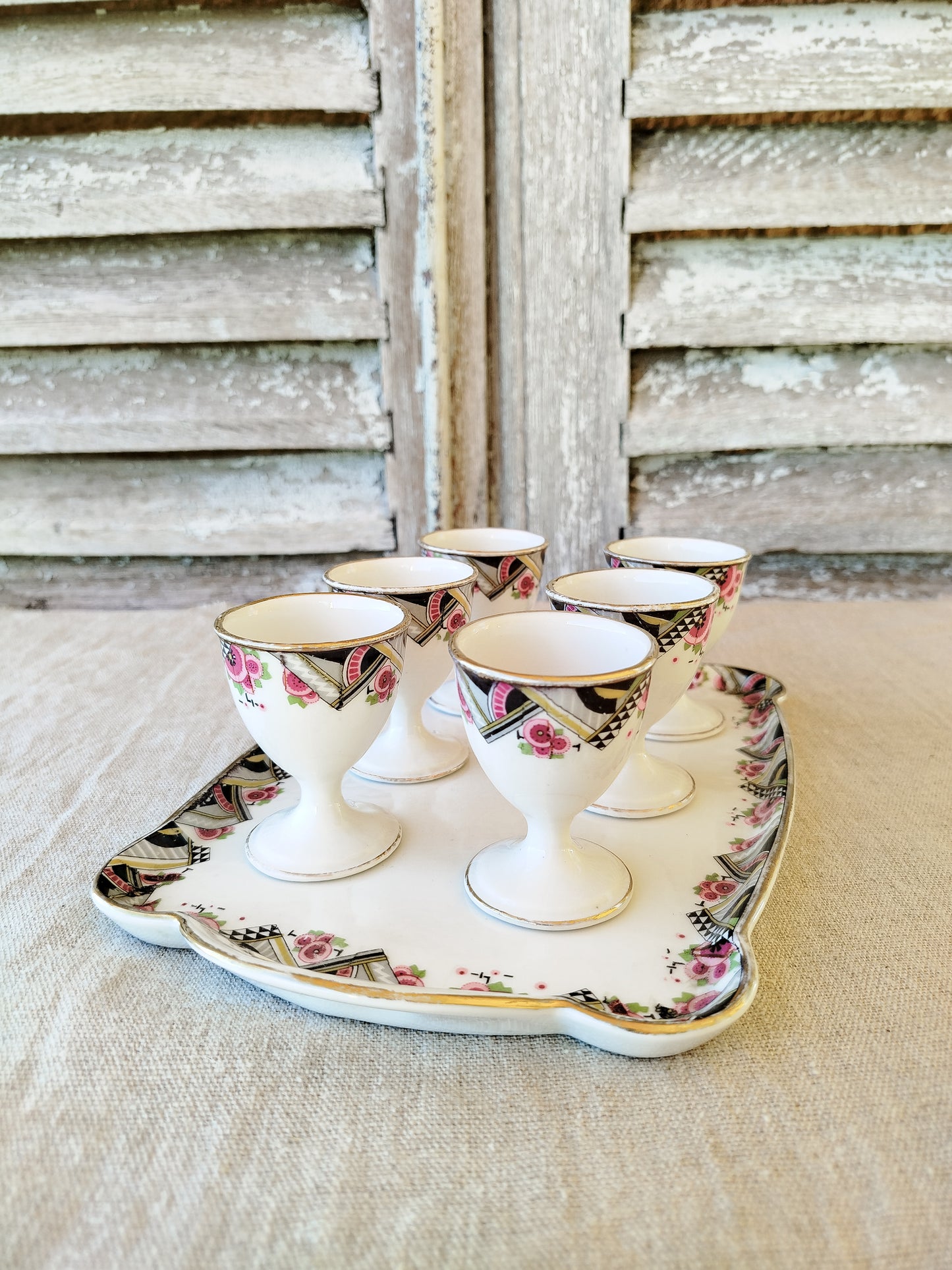Ensemble de 6 coquetiers et plateau en porcelaine