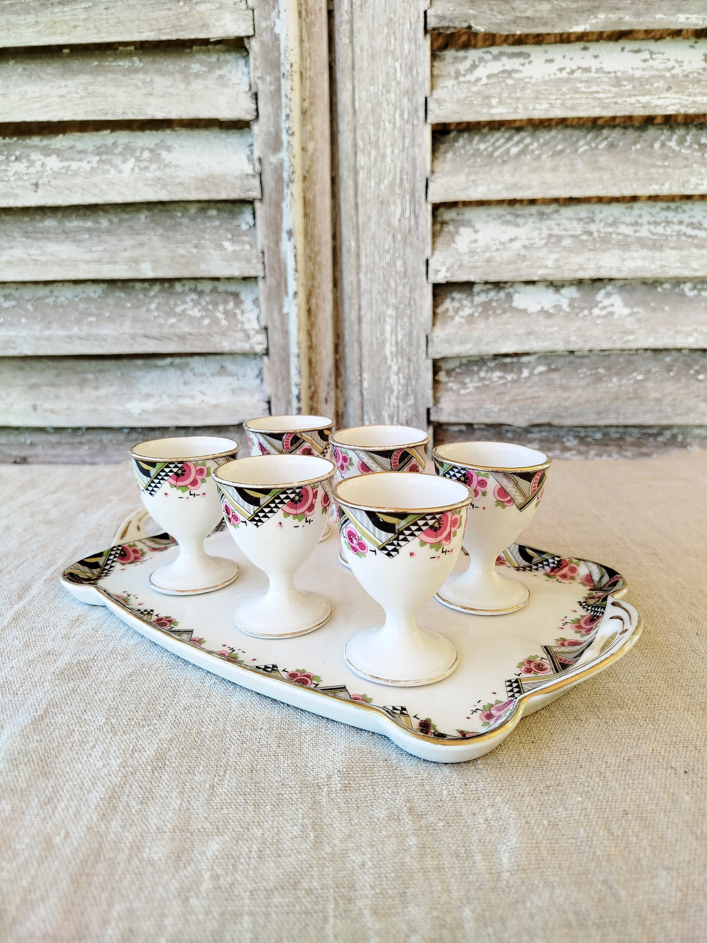 Ensemble de 6 coquetiers et plateau en porcelaine