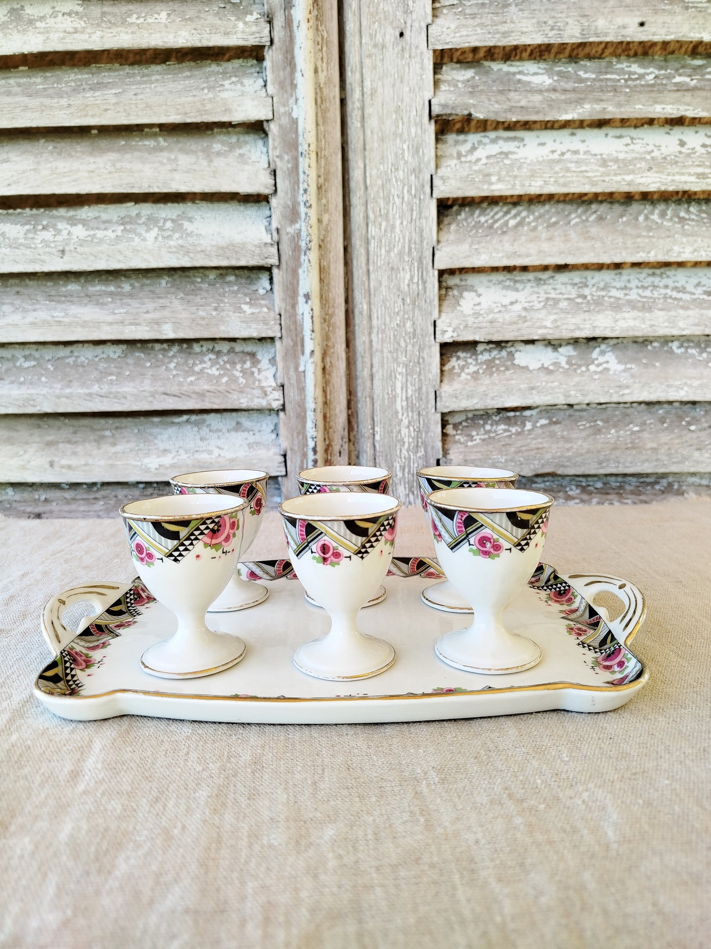 Ensemble de 6 coquetiers et plateau en porcelaine