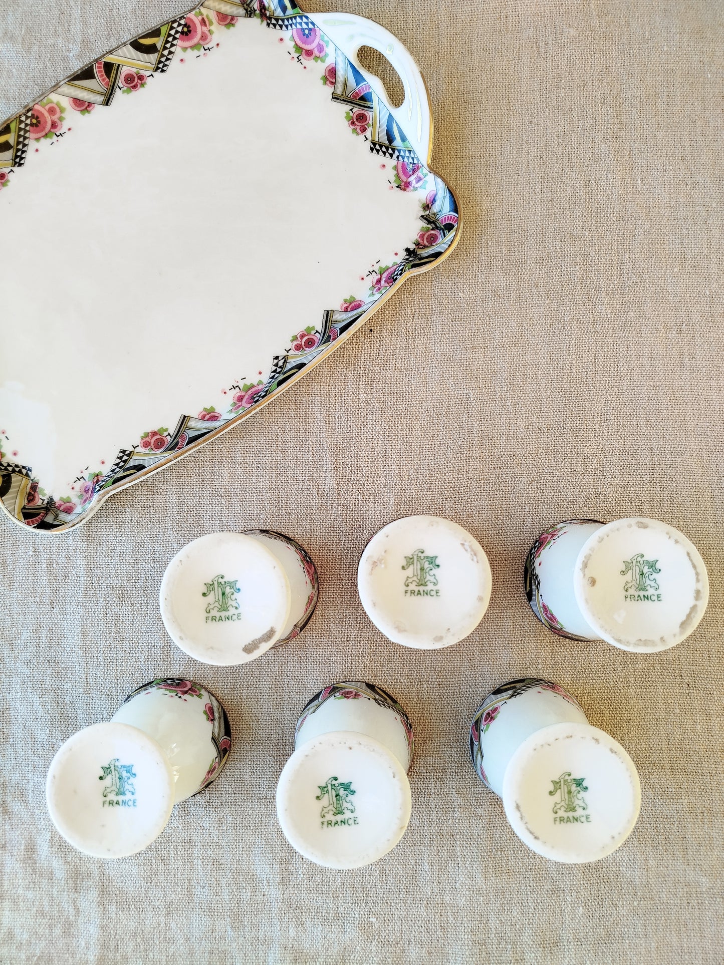 Ensemble de 6 coquetiers et plateau en porcelaine