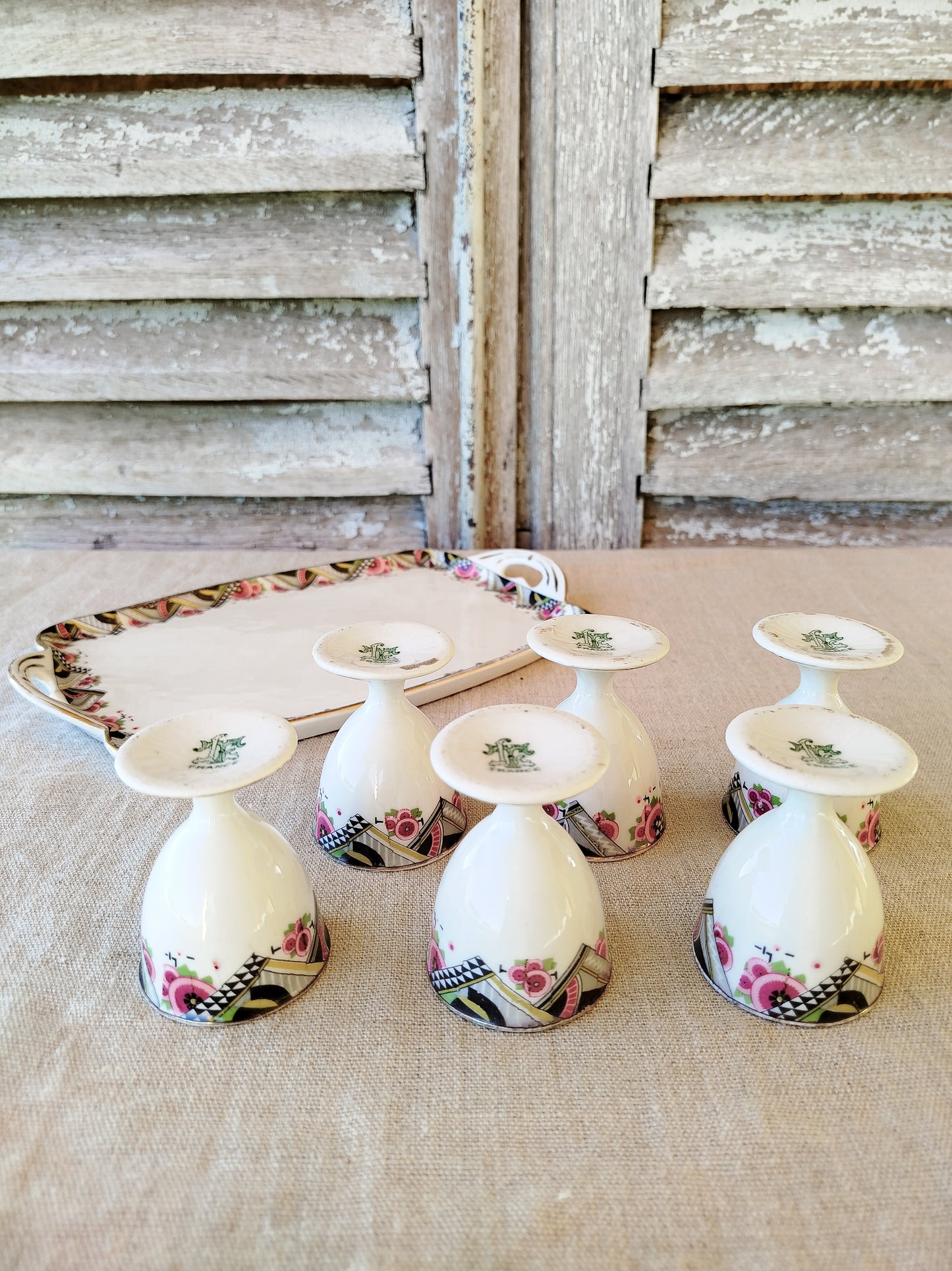 Ensemble de 6 coquetiers et plateau en porcelaine