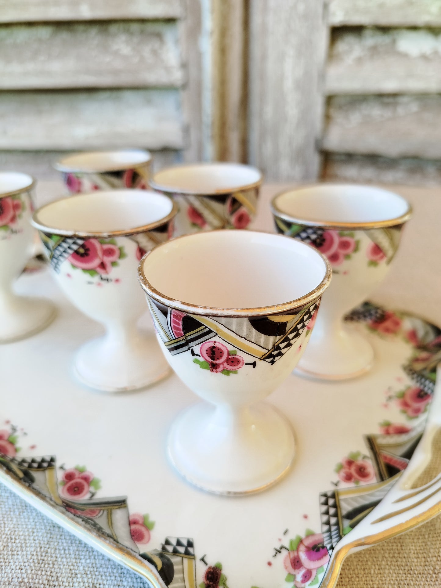 Ensemble de 6 coquetiers et plateau en porcelaine