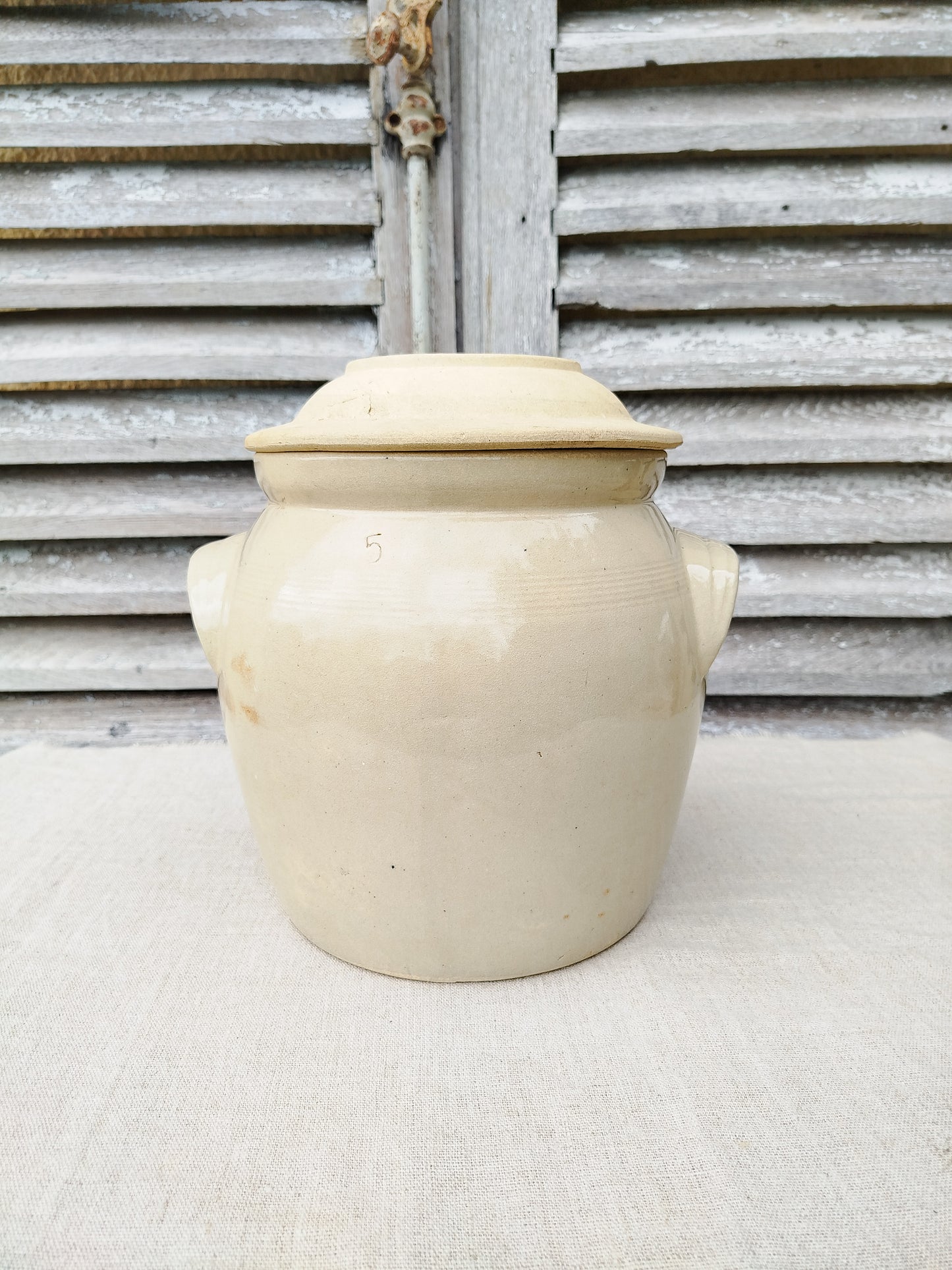 Pot en grès avec couvercle • 22 cm