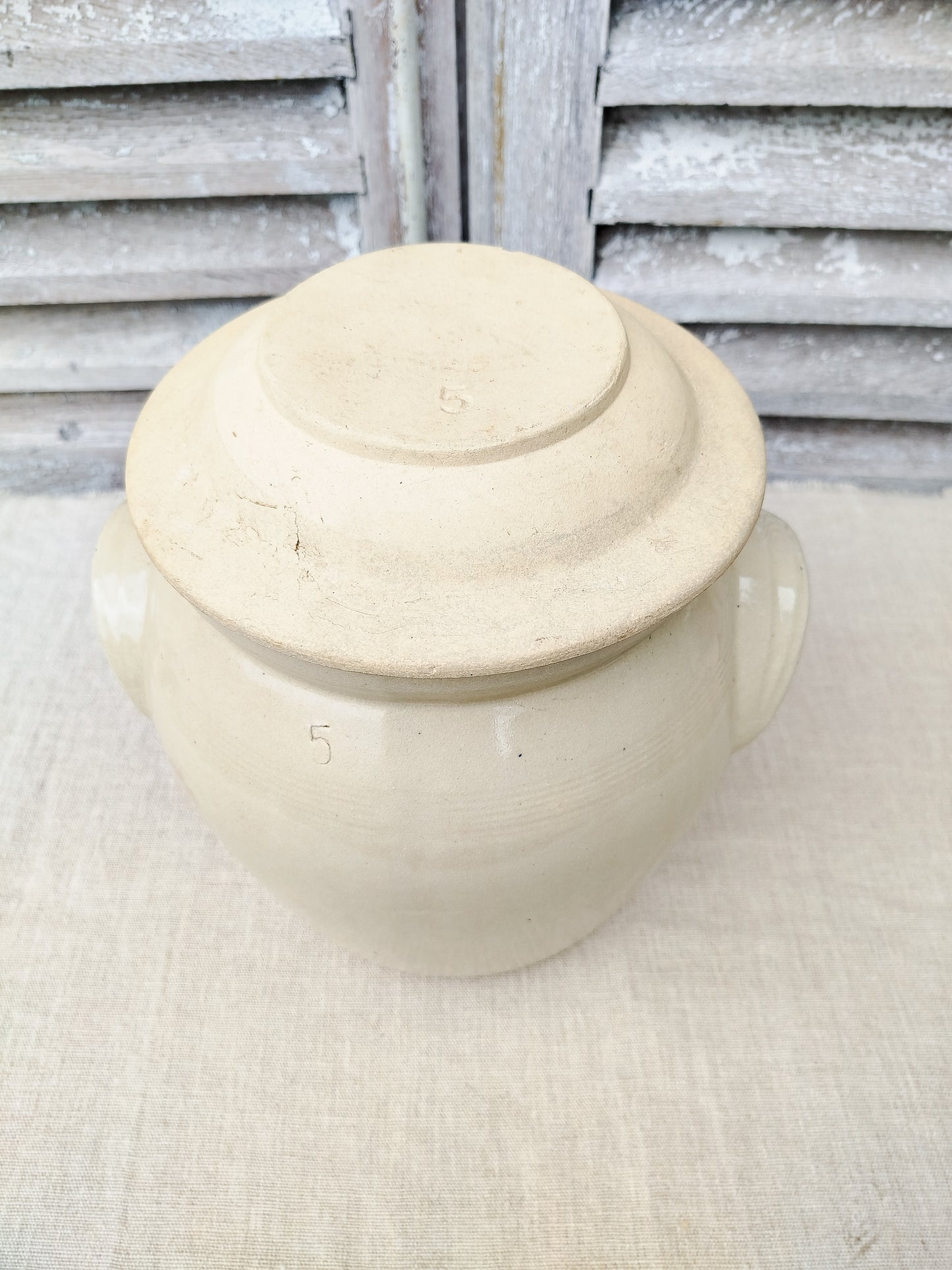 Pot en grès avec couvercle • 22 cm
