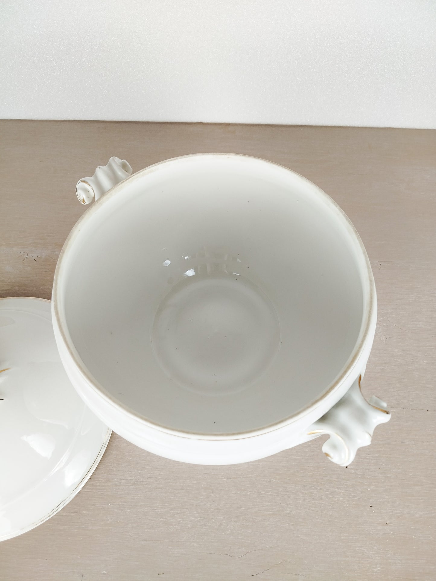 Soupière antique en porcelaine