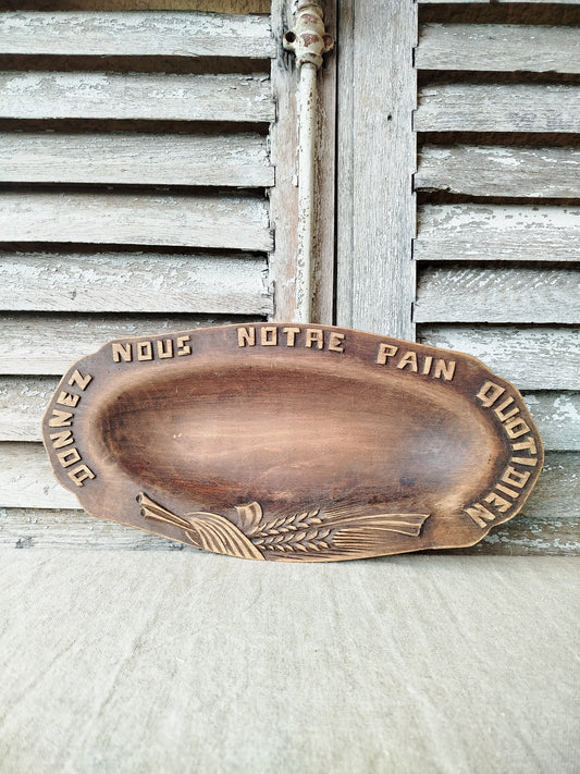 Plateau à pain en bois gravé