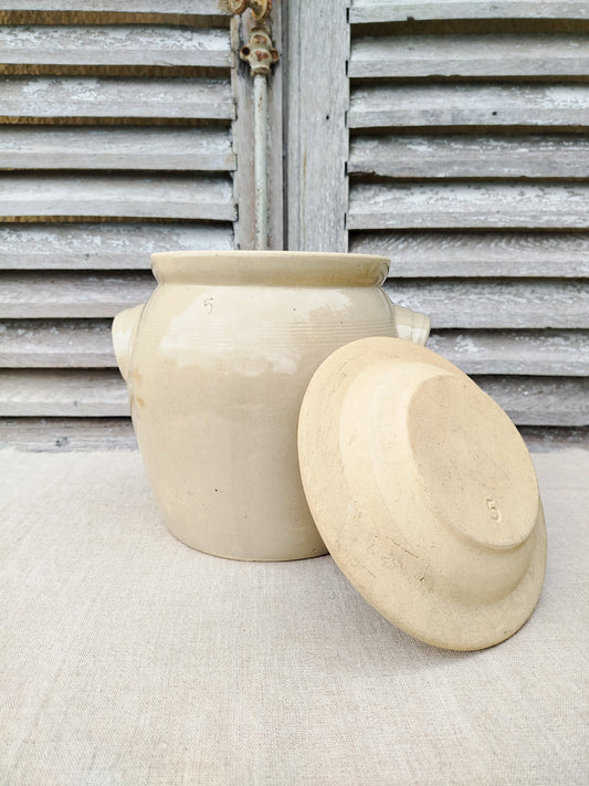 Pot en grès avec couvercle • 22 cm