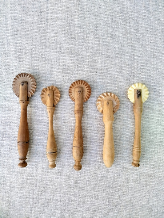 Ensemble de 5 roulettes à pâtisserie anciennes