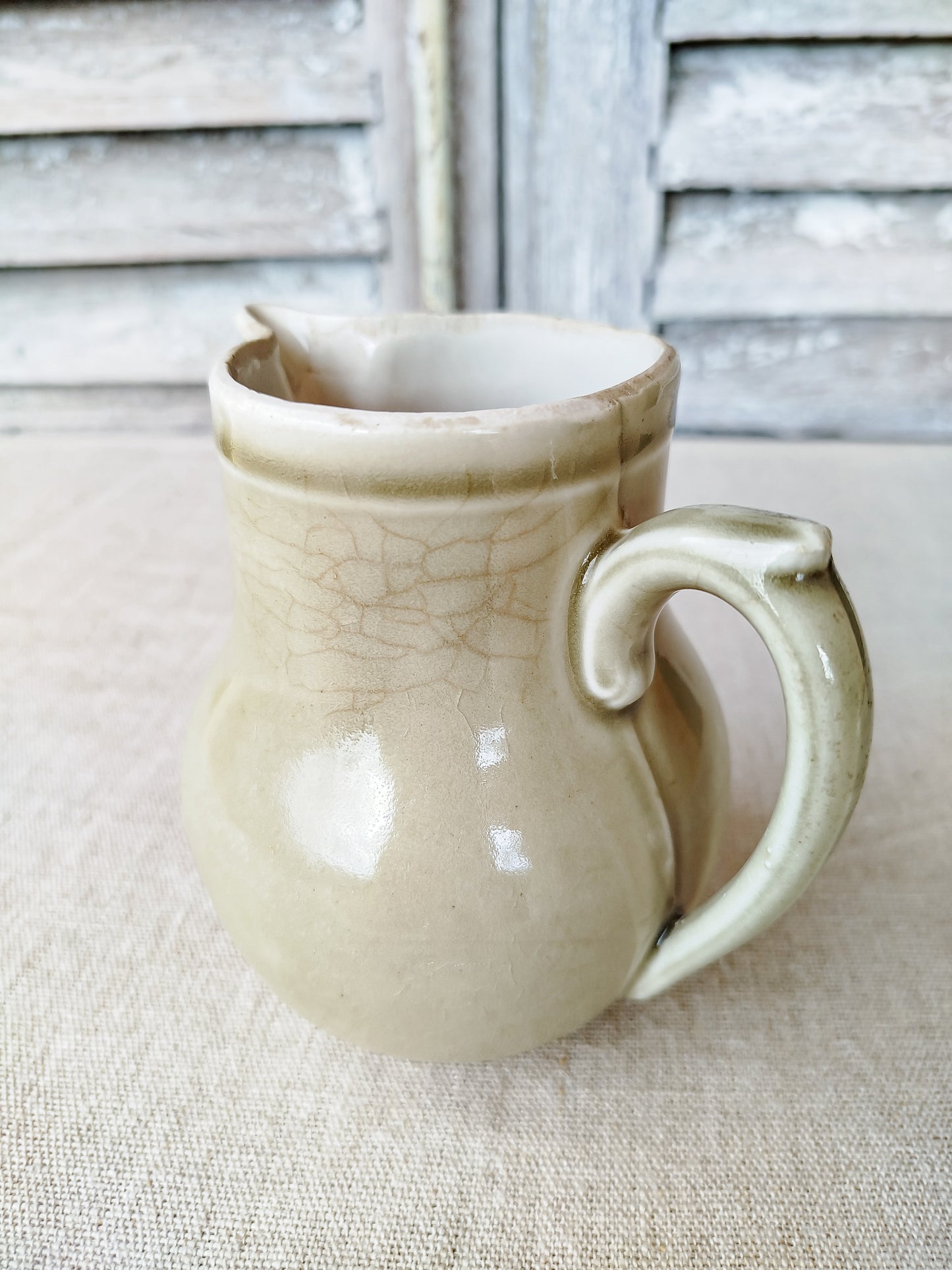 Pichet en terre d'acier