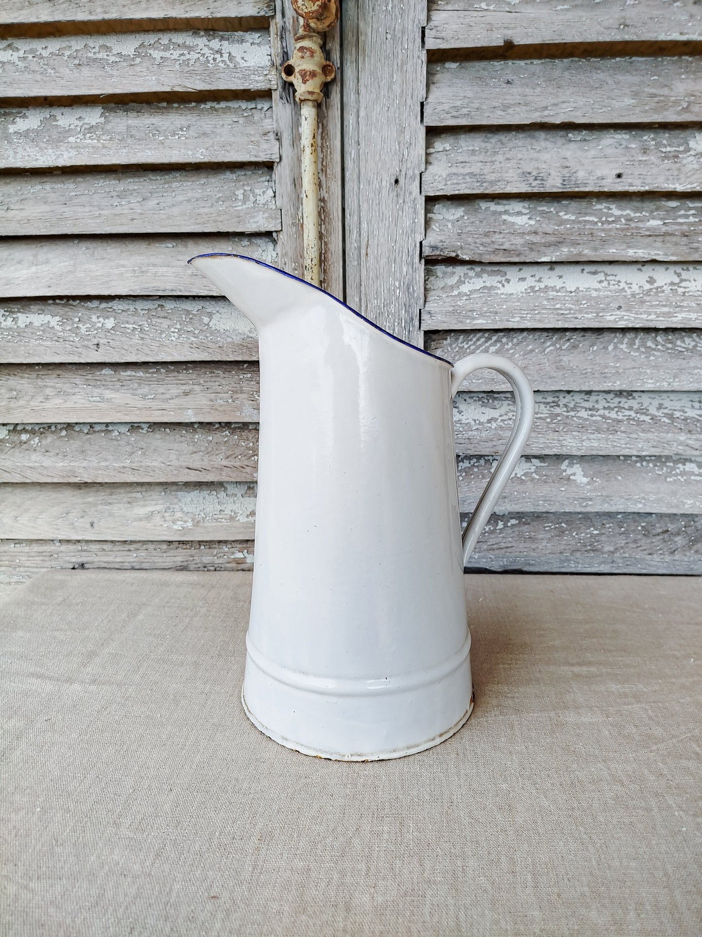 Broc ancien émaillé