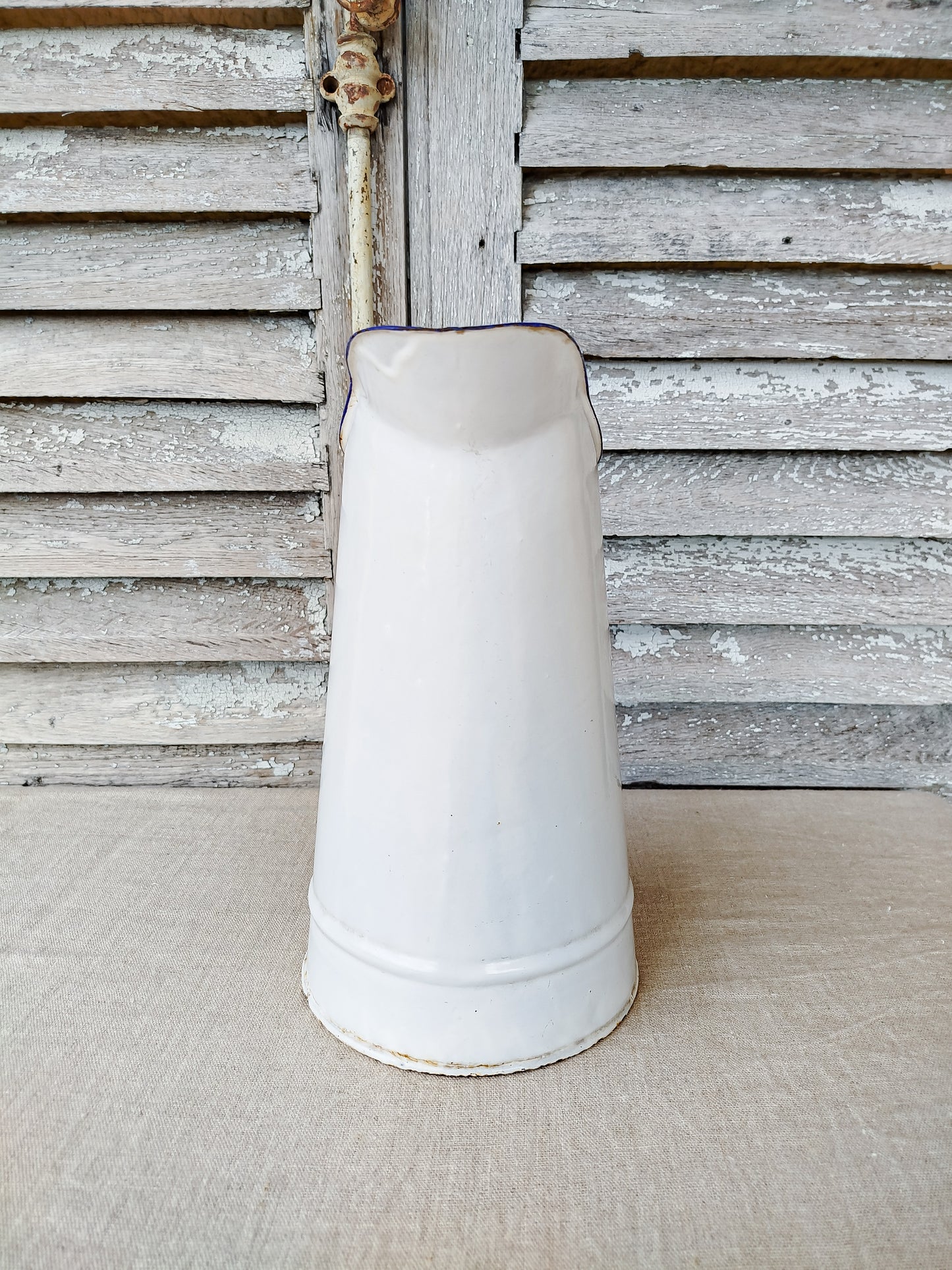 Broc ancien émaillé