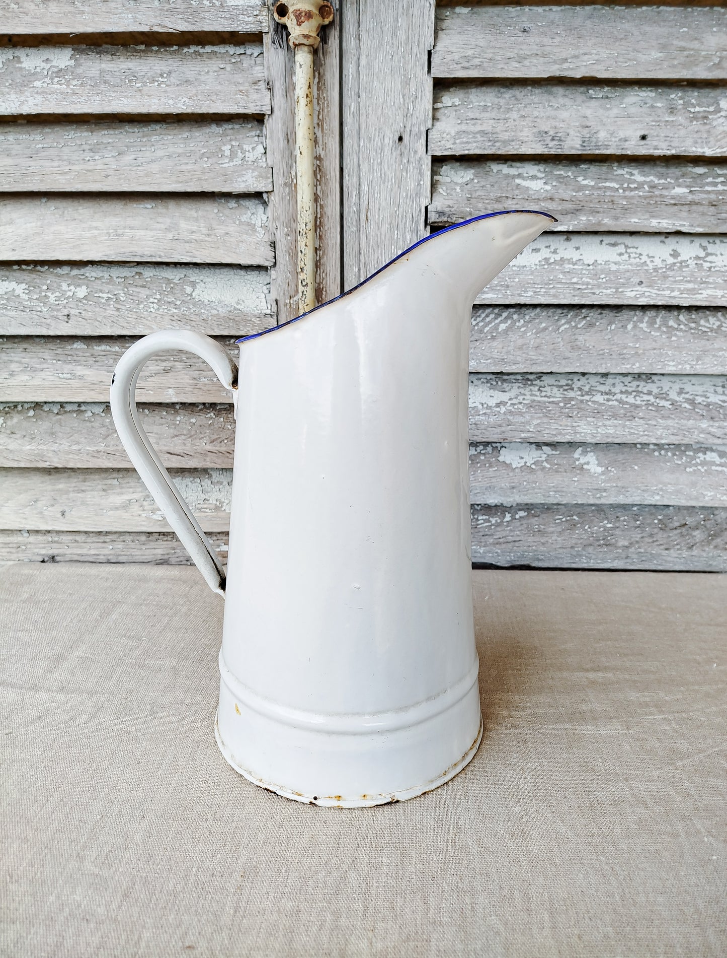 Broc ancien émaillé