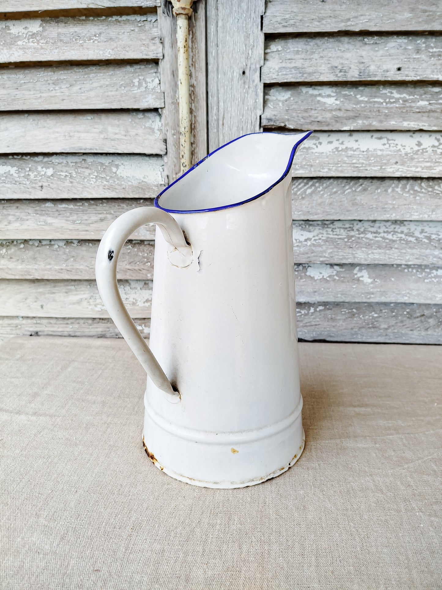 Broc ancien émaillé