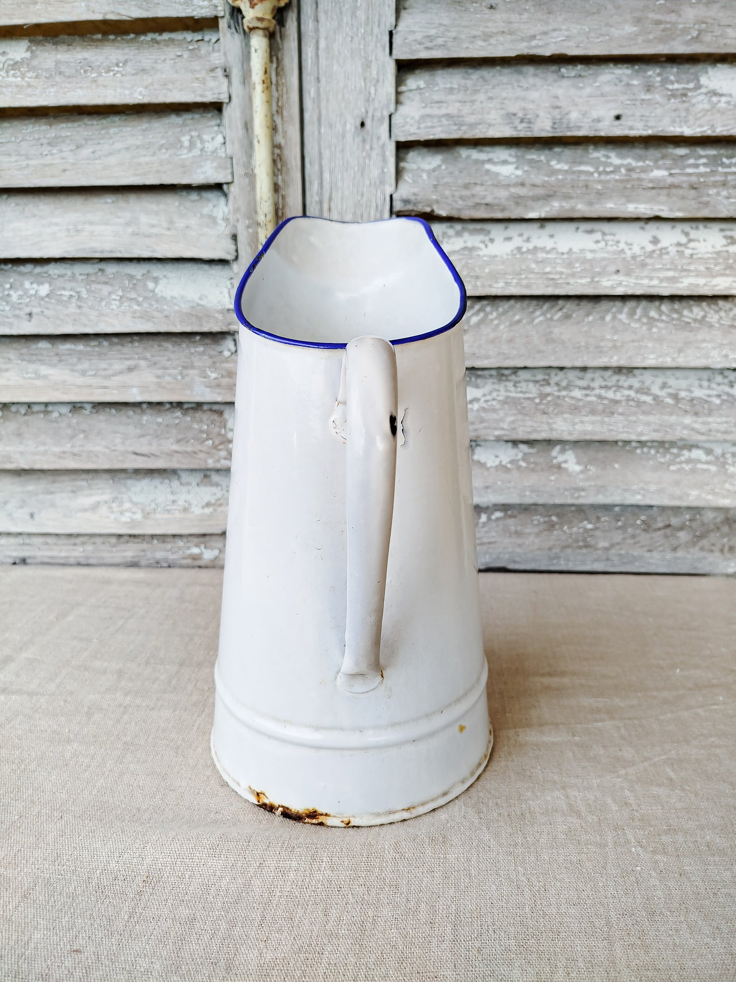 Broc ancien émaillé