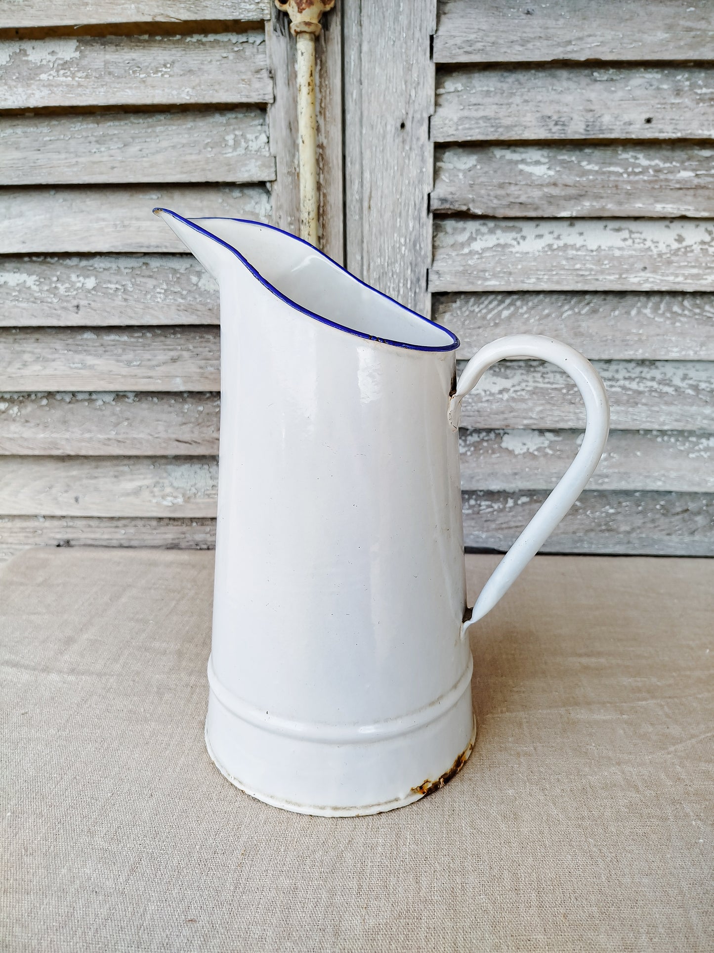 Broc ancien émaillé