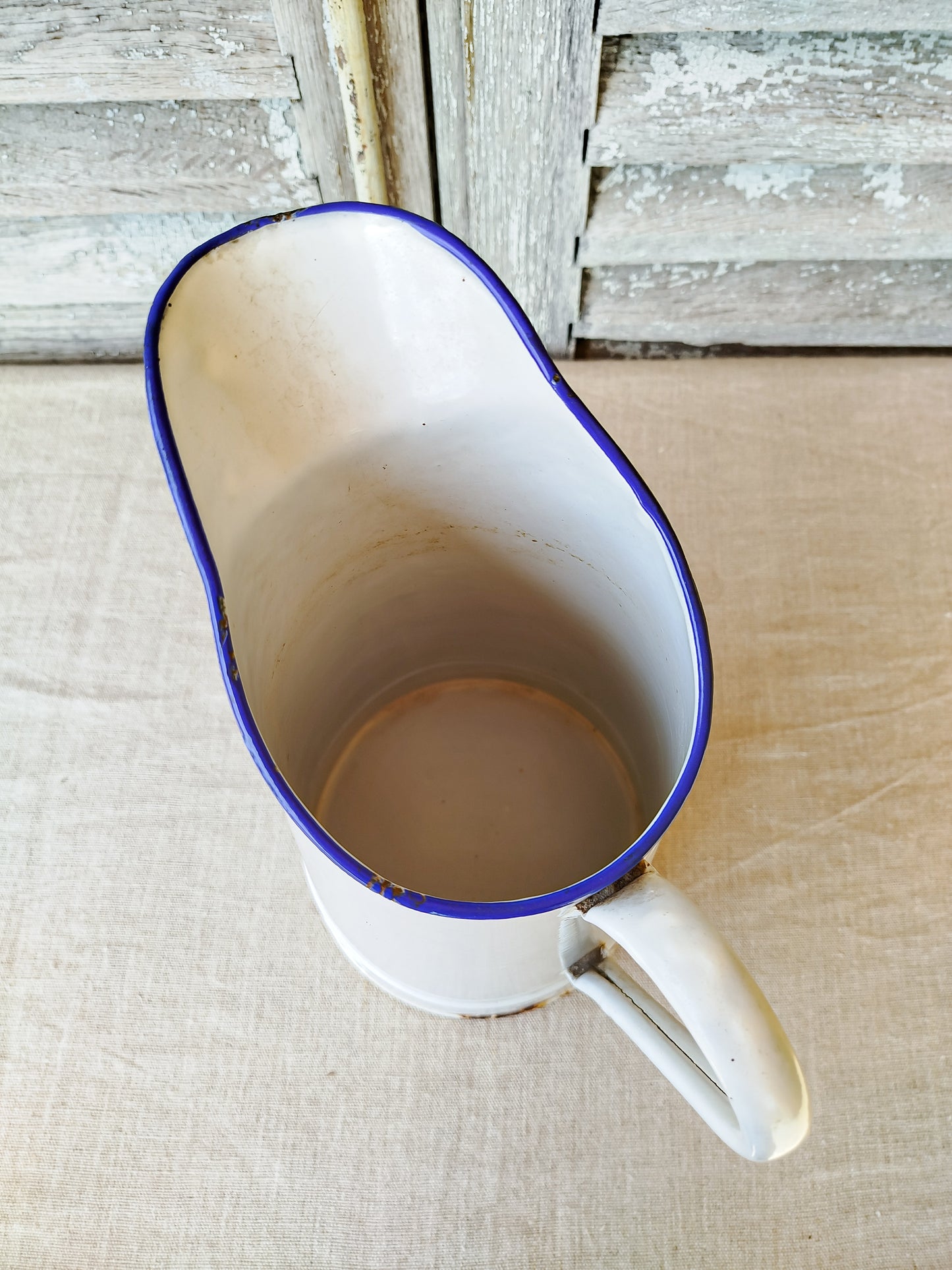 Broc ancien émaillé